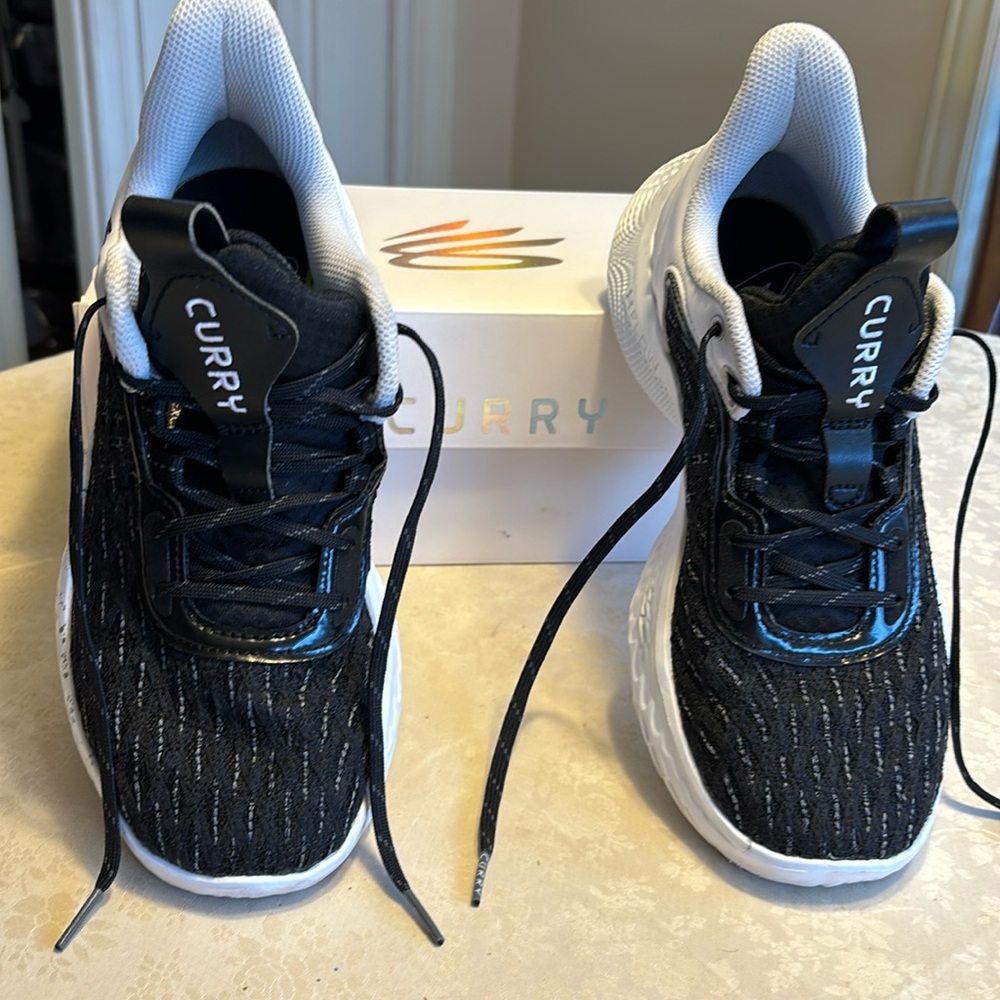 Team Curry boys size 7.5 sneakers, worn less than 2 times. Excellent condition